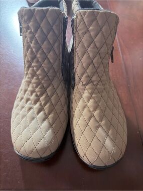 NEW Comfortview Quilted Ankle Boots – Size 8½W